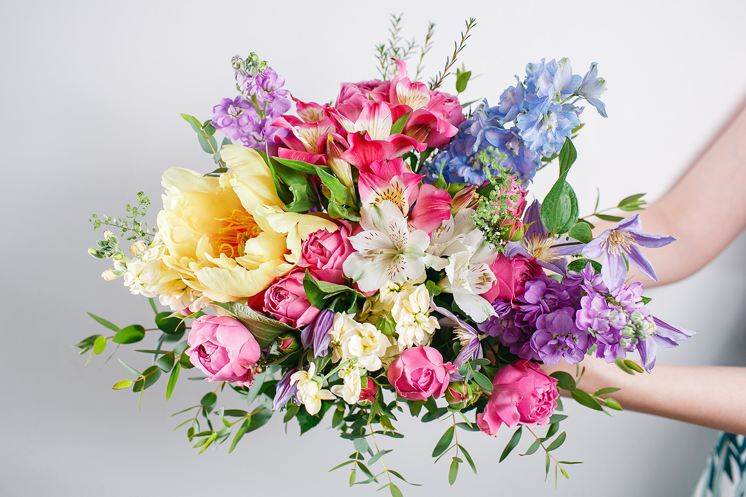Blumen zustellen lassen bei Ebensee - Hände übergeben einen tollen gemischten Blumenstrauß